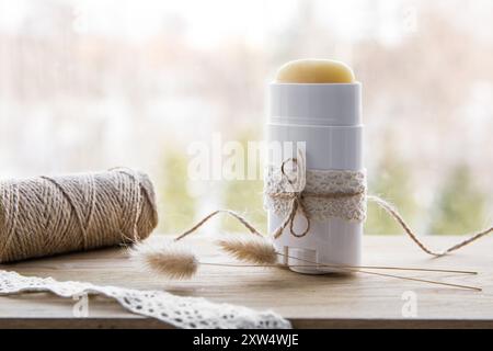Hausgemachter Deodorant Stick mit allen natürlichen Zutaten Konzept. Antitranspirant auf minimalem Hintergrund mit viel Kopierraum. Stockfoto