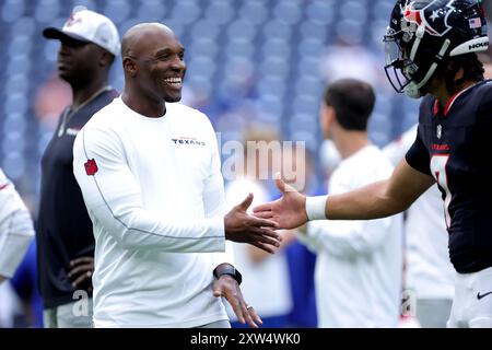 Houston, Texas, USA. August 2024. Demeco Ryans, Cheftrainer der Houston Texans, schüttelt die Hände mit dem Houston Texans Quarterback C.J. Stroud (7) vor dem Spiel zwischen den Houston Texans und den New York Giants im NRG Stadium in Houston, Texas am 17. August 2024. (Kreditbild: © Erik Williams/ZUMA Press Wire) NUR REDAKTIONELLE VERWENDUNG! Nicht für kommerzielle ZWECKE! Stockfoto
