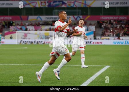 LEVERKUSEN - Enzo Millot vom VfB Stuttgart feiert das 1-1 während des DFL-Super-Cup-Spiels zwischen Bayer 04 Leverkusen und VfB Stuttgart in der BayArena am 17. August 2024 in Leverkusen. ANP | Hollandse Hoogte | BART STOUTJESDIJK Stockfoto