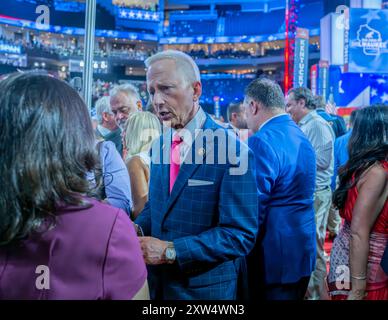 MILWAUKEE, Wiss. – 18. Juli 2024: Der republikanische Nationalkonvent Jeff Van Drew (R-NJ) wird auf dem Boden des Republican National Convention 2024 im Fiserv Forum gesehen. Stockfoto