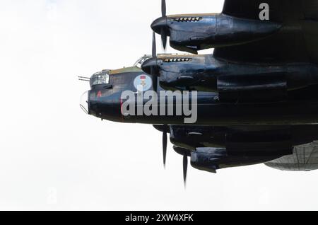 Canadian Warplane Heritage Museum Avro Lancaster FM213, bekannt als Mynarski Lancaster, Abfahrt vom Flughafen London Southend, Essex, Großbritannien Stockfoto