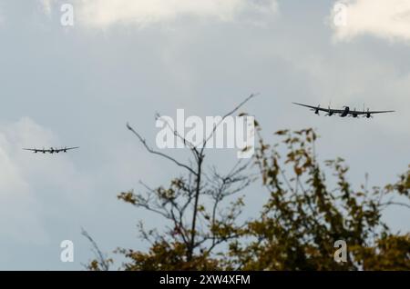 Das Canadian Warplane Heritage Museum Avro Lancaster, bekannt als Mynarski Lancaster, das am Flughafen London Southend mit RAF BBMF Lancaster PA474 abfliegt Stockfoto