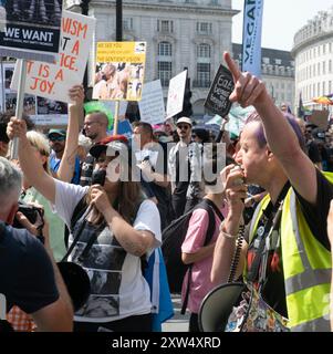 Die Rechte der Tiere ziehen die leidenschaftlichen Veganer, die Antivivisektionisten an der Seite der Jagd-Saboteure an, die ihre Wut demonstrieren Stockfoto