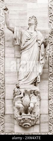 Mailand - die Statue des heiligen Johannes des Apostels von der Westfassade des Duomo-Doms von Pacetti Camillo (1758 - 1822). Stockfoto