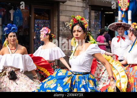 Belfast Mela Carnival Parade - sehr stilvolle, schöne und elegante Frauen im südamerikanischen Stil Kostümtanz. Belfast, Großbritannien - 17. August 2024. Stockfoto