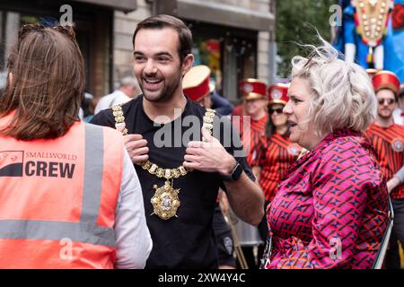 Lord Mayor, Micky Murray trägt eine Bürokette bei der jährlichen Belfast Mela Carnival Parade im Stadtzentrum. Belfast, Großbritannien - 17. August 2024. Stockfoto