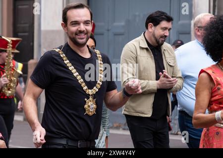 Belfast Mela Carnival Parade - Lord Mayor Micky Murray tanzt zum Beat, während die Veranstaltung im Stadtzentrum stattfindet. Belfast, Großbritannien - 17. August 2024. Stockfoto