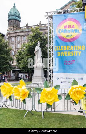 Jährlich Belfast Mela. Das Banner neben der Bühne im Rathaus erklärt, dass es bei der Veranstaltung darum geht, die Vielfalt zu feiern. Belfast, Großbritannien - 17. August 2024. Stockfoto