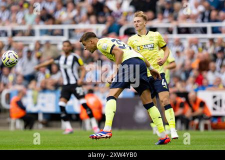 Newcastle, Großbritannien. August 2024. Newcastle, England, 17. August 2024: Jan Bednarek aus Southampton in der 1. Premier League Matchweek zwischen Newcastle United und Southampton FC im St. James Park am 17. August 2024 in Newcastle, England. (Foto: Richard Callis/SPP) (Richard Callis/SPP) Credit: SPP Sport Press Photo. /Alamy Live News Stockfoto