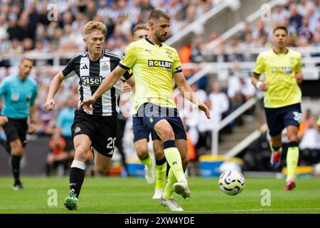 Newcastle, Großbritannien. August 2024. Newcastle, England, 17. August 2024: Jack Stephens aus Southampton spielt den Ball während des 1. Premier League Matchweek-Spiels zwischen Newcastle United und Southampton FC am 17. August 2024 im St. James Park in Newcastle, England. (Foto: Richard Callis/SPP) (Richard Callis/SPP) Credit: SPP Sport Press Photo. /Alamy Live News Stockfoto