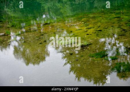 Rastoke ist ein Dorf in der Stadt Slunj, bekannt für den Fluss Slunjcica, der bei Rastoke in den Fluss Korana mündet. Stockfoto