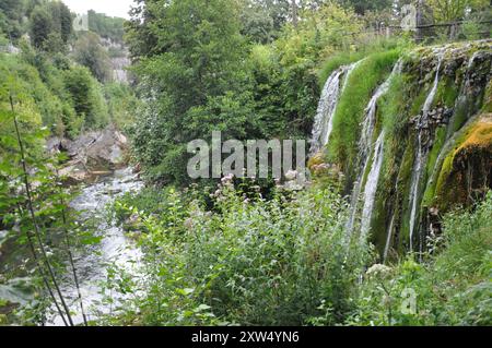 Gewässer des malerischen Dorfes Rastoke, Kroatien. Rastoke ist ein Dorf in der Stadt Slunj, bekannt für den Fluss Slunjcica. Stockfoto