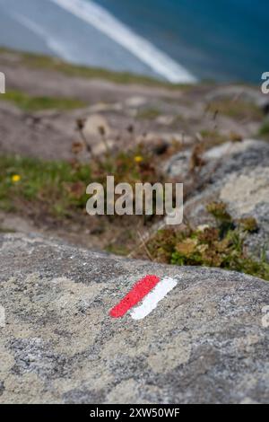 Der GR34 Customs Officers Coastal Weitwanderweg und Route in der Bretagne, Frankreich, Europa. Sentier de grande randonnée Stockfoto