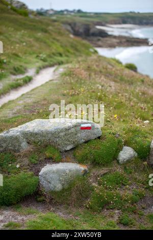 Der GR34 Customs Officers Coastal Weitwanderweg und Route in der Bretagne, Frankreich, Europa. Sentier de grande randonnée Stockfoto