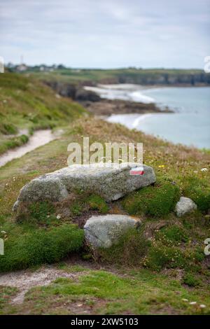 Der GR34 Customs Officers Coastal Weitwanderweg und Route in der Bretagne, Frankreich, Europa. Sentier de grande randonnée Stockfoto