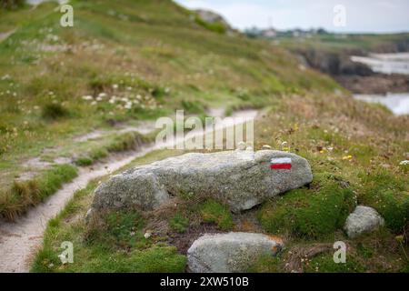 Der GR34 Customs Officers Coastal Weitwanderweg und Route in der Bretagne, Frankreich, Europa. Sentier de grande randonnée Stockfoto