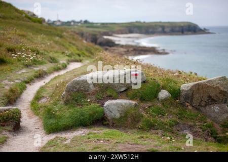 Der GR34 Customs Officers Coastal Weitwanderweg und Route in der Bretagne, Frankreich, Europa. Sentier de grande randonnée Stockfoto