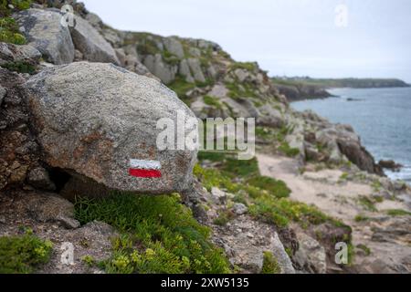 Der GR34 Customs Officers Coastal Weitwanderweg und Route in der Bretagne, Frankreich, Europa. Sentier de grande randonnée Stockfoto