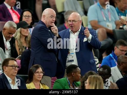 PARIS, FRANKREICH - 10. AUGUST: Gianni Infantino - FIFA-Präsident und Ingo Weiss deutscher Basketball-Nationalpräsident vor dem Basketball-Spiel der Männer am 15. Tag der Olympischen Spiele Paris 2024 in der Bercy Arena am 10. August 2024 in Paris, Frankreich. © diebilderwelt / Alamy Stock Stockfoto