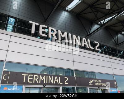 PRAG, TSCHECHISCHE REPUBLIK - 28. MÄRZ 2024: Abflug Terminal 2 des Flughafens Prag Vaclav Havel, Tschechien Stockfoto