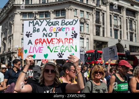 May Your Body Be a Garden Not Graveyard Plakat, National Animal Rights March, London, England, UK, 17. August 2024 Stockfoto