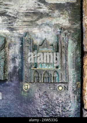 Die San Froilan-Tür an der Südfassade der Basilika Virgen del Camino in Leon, Spanien. Stockfoto