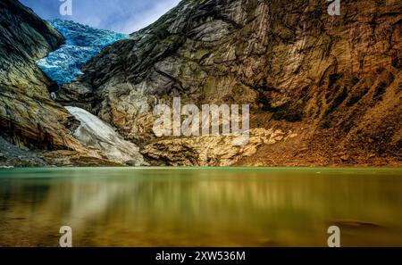 Panoramablick auf den Briksdalsbreen Gletscher mit dem Briksdalsvatn Schmelzwassersee im Vordergrund Stockfoto