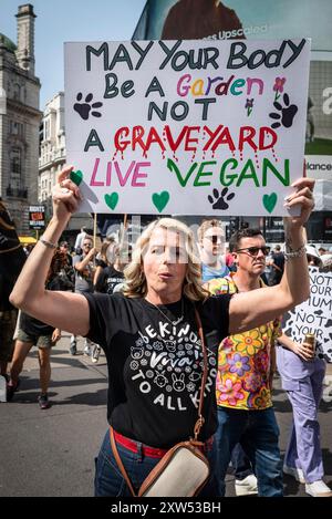 May Your Body Be a Garden Not Graveyard Plakat, National Animal Rights March, London, England, UK, 17. August 2024 Stockfoto