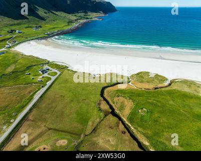 Sandstrand Reviksanden und kleiner Campingplatz in Revik, Vestland, Norwegen. Stockfoto