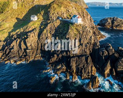 Luftaufnahme des Krakenes Fyr Leuchtturms, Leuchtturm auf steilen Klippen, norwegische Küste nördlich von Maloy, Vestland, Norwegen Stockfoto