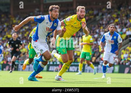 Norwich, Großbritannien. August 2024. Harry Pickering von Blackburn Rovers kämpft um den Ball mit Jack Stacey aus Norwich City während des Sky Bet Championship Matches Norwich City gegen Blackburn Rovers in Carrow Road, Norwich, Vereinigtes Königreich, 17. August 2024 (Foto: Izzy Poles/News Images) in Norwich, Vereinigtes Königreich am 17. August 2024. (Foto: Izzy Poles/News Images/SIPA USA) Credit: SIPA USA/Alamy Live News Stockfoto