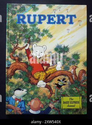 Ein Jahrgang „Rupert“ für Kinder, der 1973 von der Tageszeitung Daily Express veröffentlicht wurde. Das jährliche Jahr basiert auf der beliebten englischen Comicfigur Rupert Bear, die 1920 erstmals im Daily Express erschien. Das farbenfrohe Cover zeigt Rupert in einem Baum mit seinen Freunden Bill Badger und Algy Pug. Stockfoto