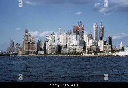 New York, USA. September 1959: Blick auf die Skyline von Lower Manhattan vom East River, New York. Das City Bank-Farmers Trust Building, das Bank of Manhattan Trust Building, das Standard Oil Building und das Cities Service Building sind sichtbar. Das Foto zeigt auch das Gebäude des Chase Manhattan Plaza, das gerade gebaut wird. Stockfoto