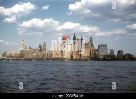 New York, USA. September 1959: Blick auf die Skyline von Lower Manhattan vom Hudson River, New York. Das Woolworth Building, das Singer Building, das City Bank-Farmers Trust Building, das Bank of Manhattan Trust Building und das Cities Service Building sind sichtbar. Das Foto zeigt auch das Gebäude des Chase Manhattan Plaza, das gerade gebaut wird. Stockfoto