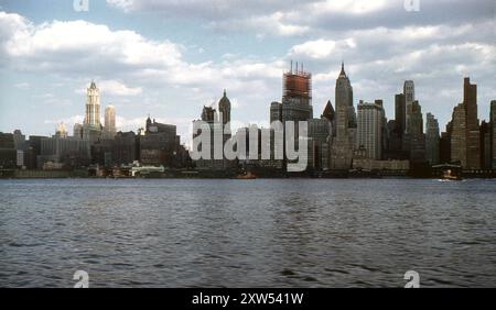 New York, USA. September 1959: Ein Blick auf die Skyline von Lower Manhattan vom Hudson River, New York. Im Vordergrund sind die Piers 3 - 10 und der Fährhafen Liberty Street zu sehen. Zu den Gebäuden dahinter gehören das Woolworth Building, das Singer Building, das City Bank-Farmers Trust Building, das Bank of Manhattan Trust Building, das Irving Trust Company Building und der Downtown Athletic Club. Das Foto zeigt auch das Gebäude des Chase Manhattan Plaza, das gerade gebaut wird. Stockfoto