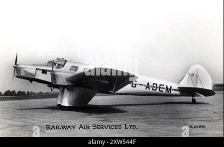 1935. Eine fotografische Postkarte mit dem Spartan Cruiser III Flugzeug G-ADEM von Railway Air Services Ltd Es war eine britische Fluggesellschaft, die im März 1934 von den Eisenbahngesellschaften LMS, LNER, GWR und SR sowie Imperial Airways gegründet wurde. Es wurden nur drei Cruiser III-Flugzeuge gebaut (G-ADEM, G-ACYK und G-ADEL). G-ADEM wurde erstmals am 14. März 1935 bei Spartan Aircraft Ltd registriert. Am 20. November 1936 stürzte das Flugzeug, das nun mit Northern & Scottish Airways Ltd. Betrieben wird, bei einem nebeligen Start vom Blackpool-Stanley Park Airport in eine Hänge. Sowohl der Pilot als auch der Passagier wurden getötet. Stockfoto