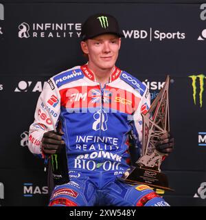 Cardiff, Großbritannien. August 2024. Dan Bewley aus Großbritannien gewinnt 2024 den FIM SPEEDWAY GP VON GROSSBRITANNIEN im Principality Stadium in Cardiff, Großbritannien am 17. August 2024. Foto von Ken Sparks. Nur redaktionelle Verwendung, Lizenz für kommerzielle Nutzung erforderlich. Keine Verwendung bei Wetten, Spielen oder Publikationen eines einzelnen Clubs/einer Liga/eines Spielers. Quelle: UK Sports Pics Ltd/Alamy Live News Stockfoto