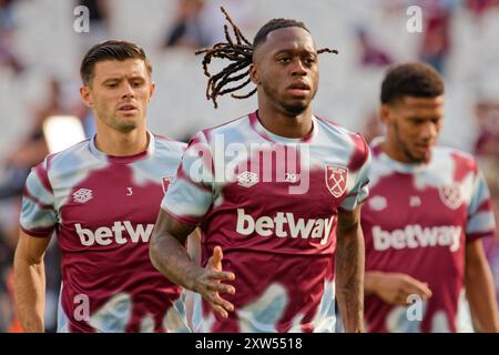 London, Großbritannien. August 2024. London, England, 17. August 2024: Aaron Wan-Bissaka (29 West Ham) wärmt sich vor dem Premier League Spiel zwischen West Ham und Aston Villa im London Stadium auf. (Pedro Porru/SPP) Credit: SPP Sport Press Photo. /Alamy Live News Stockfoto