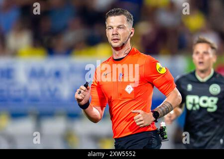 Mandemakers Stadion, Niederlande. August 2024. MANDEMAKERS STADION, NIEDERLANDE - 17. AUGUST: Schiedsrichter Robin Hensgens während des niederländischen Eredivisie-Spiels zwischen RKC Waalwijk und FC Groningen in Waalwijk am 17. August 2024 im Mandemakers Stadion, Niederlande. (Foto von Joris Verwijst/Orange Pictures) Credit: Orange Pics BV/Alamy Live News Stockfoto