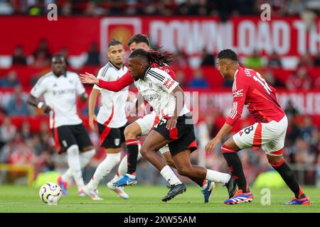 Der Mittelfeldspieler Alex Iwobi (17) kämpft gegen den Mittelfeldspieler Manchester United Mason Mount (7) der Mittelfeldspieler Manchester United Casemiro (18) während des Spiels Manchester United FC gegen Fulham FC English Premier League in Old Trafford, Manchester, England, Großbritannien am 16. August 2024 Credit: Every Second Media/Alamy Live News Stockfoto