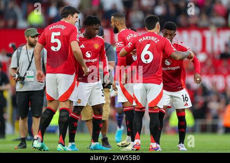 Manchester United Verteidiger Harry Maguire (5) Manchester United Mittelfeldspieler Kobbie Mainoo (37) Manchester United Verteidiger Noussair Mazraoui (3) Manchester United Verteidiger Lisandro Martínez (6) Manchester United Mittelfeldspieler Amad Diallo (16) vor dem Auftakt des Spiels Manchester United FC gegen Fulham FC English Premier League in Old Trafford, Manchester, England, Großbritannien am 16. August 2024 Credit: Every Second Media/Alamy Live News Stockfoto