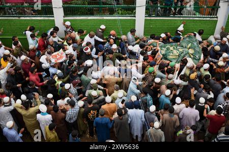 Srinagar, Indien. August 2024. Gläubige, die ein Tuch tragen, das als Chadar und Blumen bekannt ist, begeben sich am 17. August 2024 zum Schrein in Pakherpora, 43 Kilometer von Srinagar, Kaschmir, Indien, entfernt. Nach lokaler Tradition wurde Hazrat Sultan Sayed Muhammad Ali Balkhi als ein Nachfahre des Propheten Muhammad angesehen und regierte die Stadt Millahin Balkh, die im heutigen Afghanistan liegt. (Foto: Danish Showkat/SIPA USA.) Quelle: SIPA USA/Alamy Live News Stockfoto