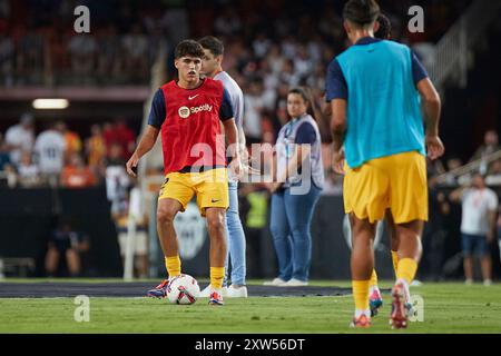Valencia, Spanien. August 2024. VALENCIA, SPANIEN – 17. AUGUST: Pau Cubarsi Mittelverteidiger des FC Barcelona bereitet sich vor dem LaLiga EA Sports Spiel zwischen Valencia CF und FC Barcelona im Mestalla Stadium am 17. August 2024 in Valencia auf. (Foto von Jose Torres/Photo Players Images/Magara Press) Credit: Magara Press SL/Alamy Live News Stockfoto