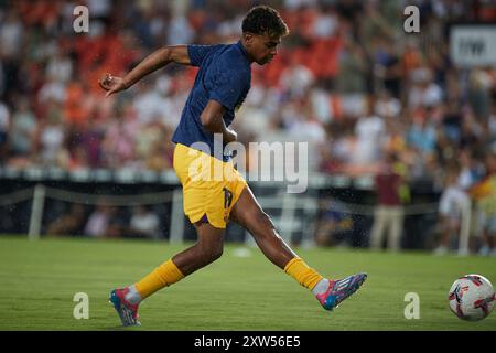 Valencia, Spanien. August 2024. VALENCIA, SPANIEN – 17. AUGUST: Lamine Yamal Right Winger des FC Barcelona wärmt vor dem LaLiga EA Sports Spiel zwischen Valencia CF und FC Barcelona am 17. August 2024 im Mestalla Stadium in Valencia auf. (Foto von Jose Torres/Photo Players Images/Magara Press) Credit: Magara Press SL/Alamy Live News Stockfoto