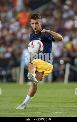 Valencia, Spanien. August 2024. VALENCIA, SPANIEN – 17. AUGUST: Marc Casado, defensiver Mittelfeldspieler des FC Barcelona, wärmt sich vor dem LaLiga EA Sports Spiel zwischen Valencia CF und FC Barcelona im Mestalla Stadium am 17. August 2024 in Valencia auf. (Foto von Jose Torres/Photo Players Images/Magara Press) Credit: Magara Press SL/Alamy Live News Stockfoto