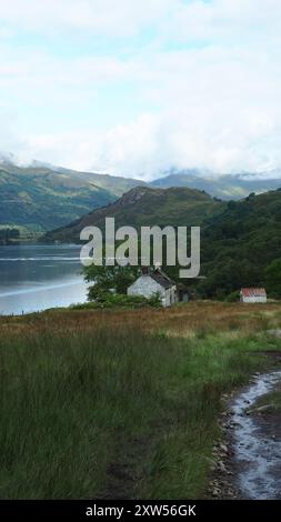 Scottish Highland Loch View mit Bothy Stockfoto