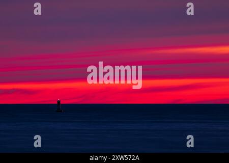 Eine Boje am Lake Superior bei Nacht nach Sonnenuntergang. Stockfoto