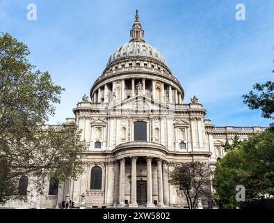 Seitenansicht der St. Paul's Cathedral von Peter's Hill, London. Vereinigtes Königreich. Stockfoto