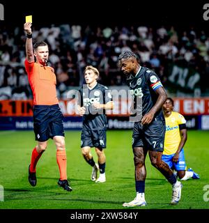 WAALWIJK, Niederlande. August 2024. SPO, Mandemakers Stadium, Dutch eredivisie, Saison 2024/2025, während des Spiels RKC - Groningen, Schiedsrichter Robin Hensgens gibt FC Groningen Spieler Leandro Bacuna gelbe Karte Guthaben: Pro Shots/Alamy Live News Stockfoto