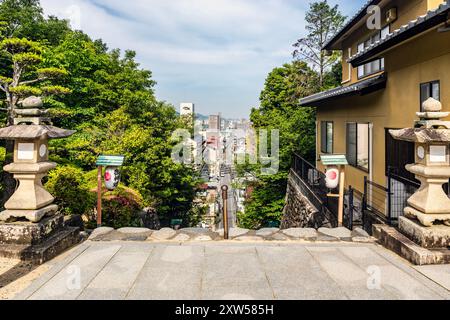 Blick auf Matsuyama vom Hügel Isaniwa Jinja, einem schintoistischen Schrein im Stadtzentrum von Matsuyama, Region Shikoku, Japan Stockfoto